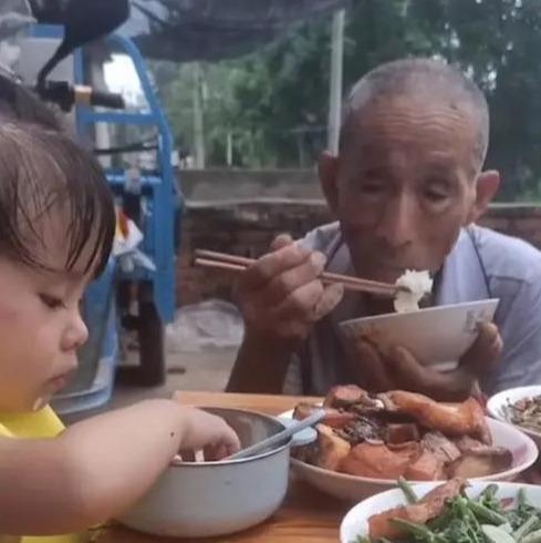 爷爷带孩子吃瓜,甜蜜瓜果共享温馨时光