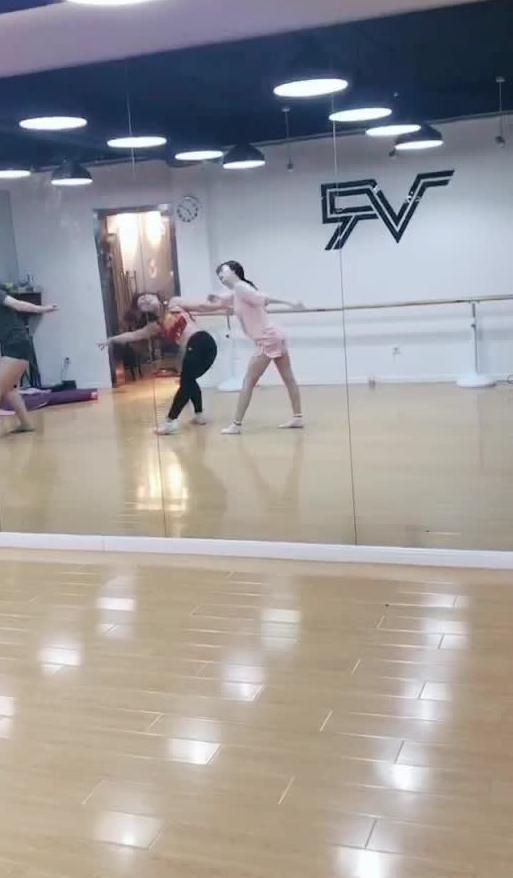 武汉跳舞吃瓜视频,网友直呼“太魔性”