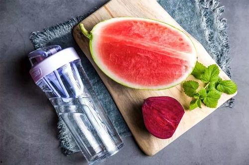 瓜店里吃瓜,瓜店里的夏日美味时光